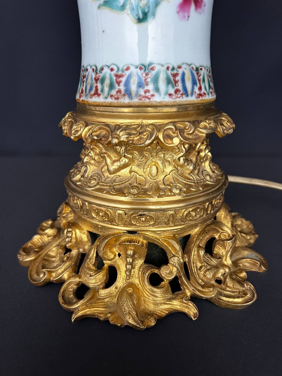 Grande lampe en porcelaine et bronze doré, décor polychrome Famille Rose – fin XIXe siècle-photo-1