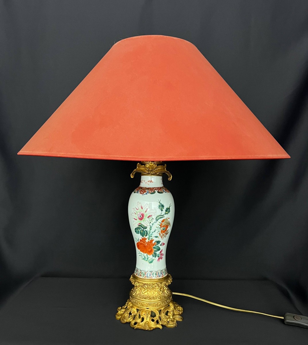 Grande lampe en porcelaine et bronze doré, décor polychrome Famille Rose – fin XIXe siècle