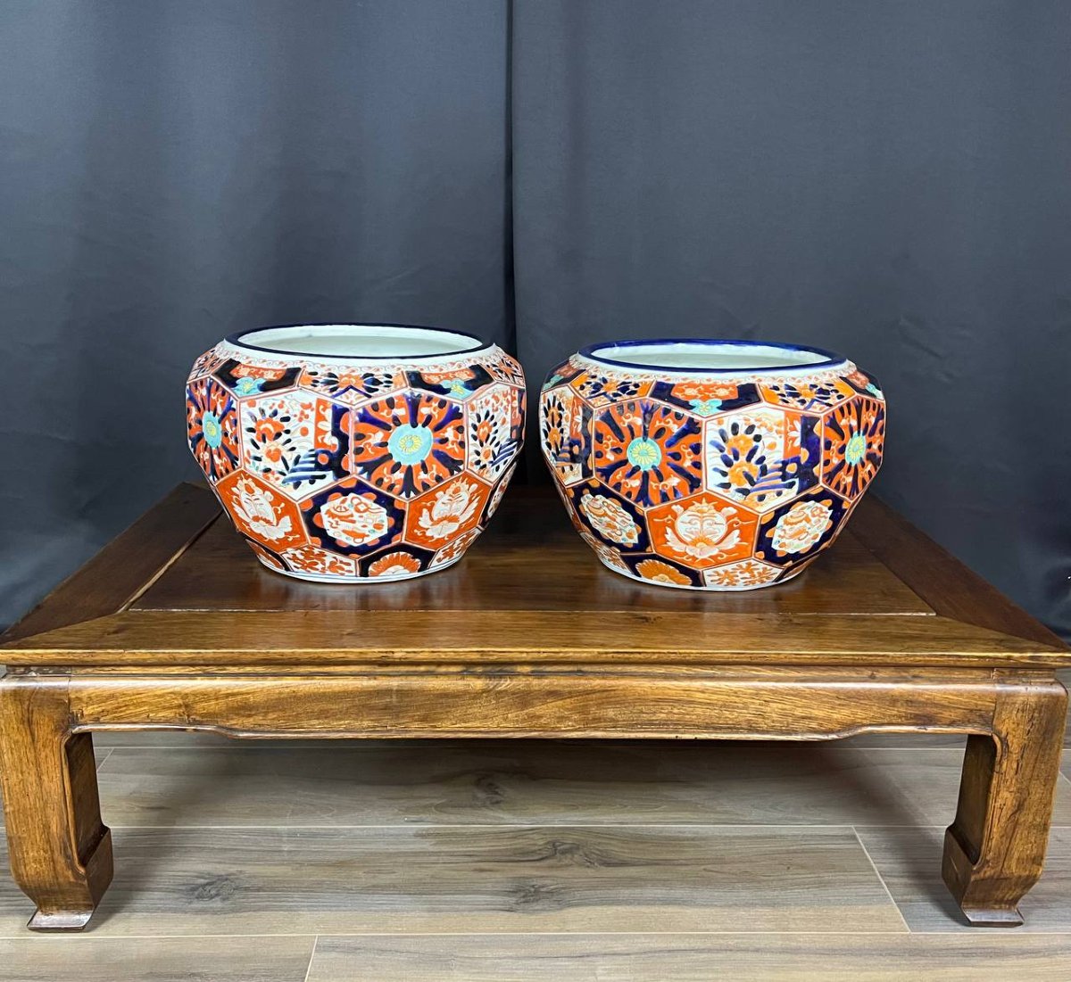 Paire de grands cache-pots en céramique décor Imari-photo-2