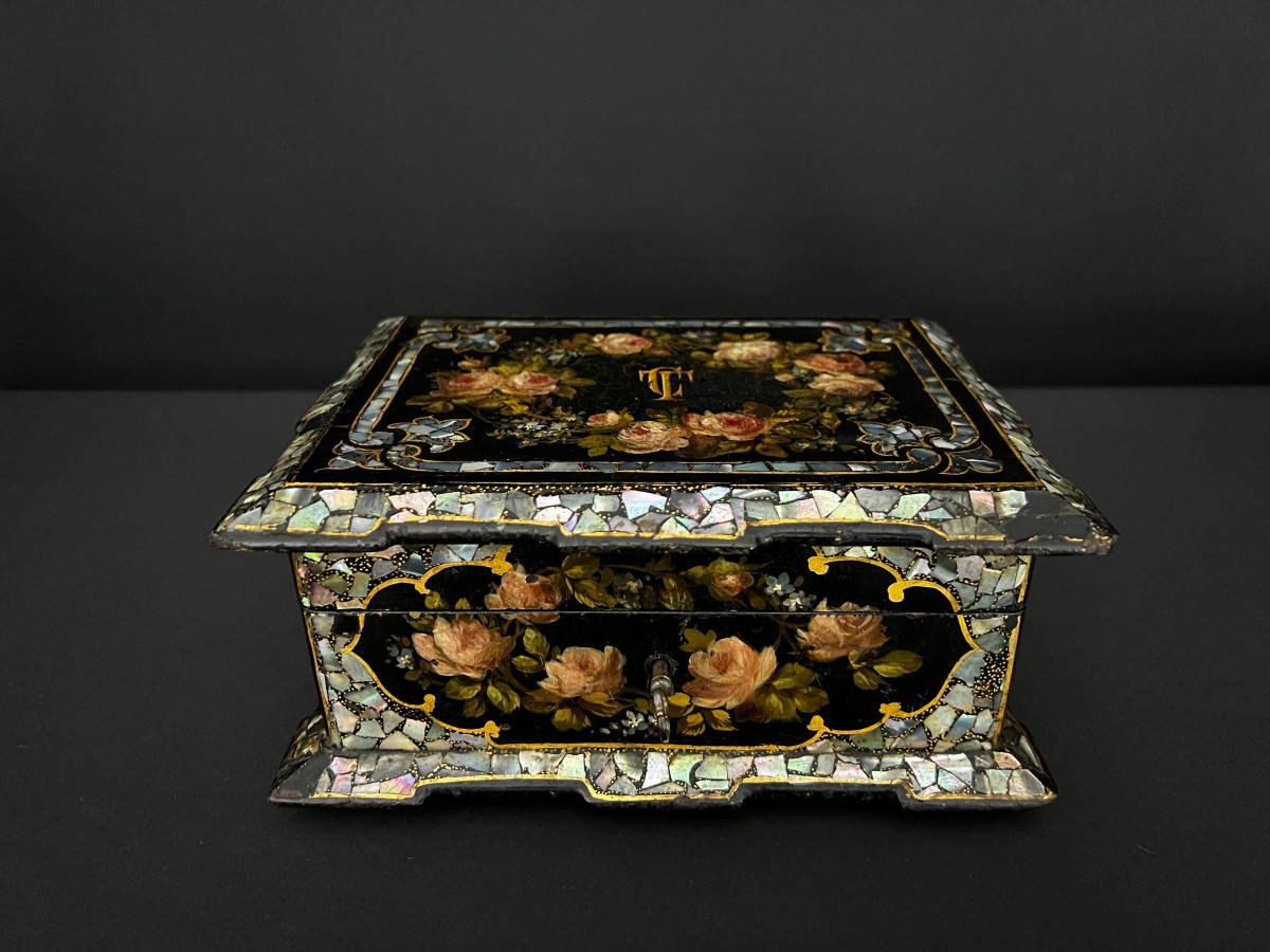 Boîte à bijoux, époque Napoléon III, décor floral peint à la main et incrustations de nacre 