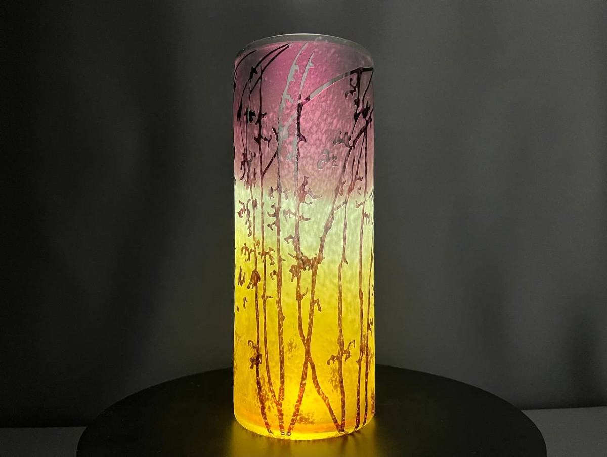 Vase en verre camée multicouche à décor végétal dégagé à l’acide