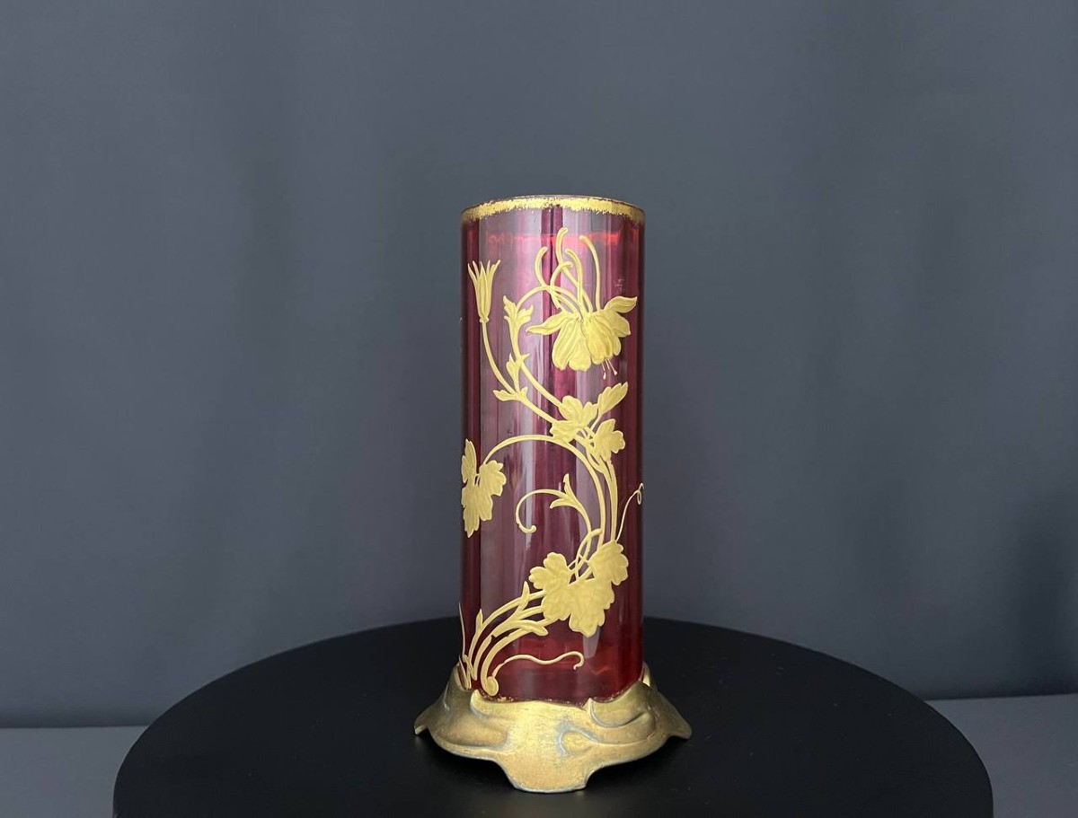 Vase en cristal rubis doré, monture en bronze, attribué à Baccarat