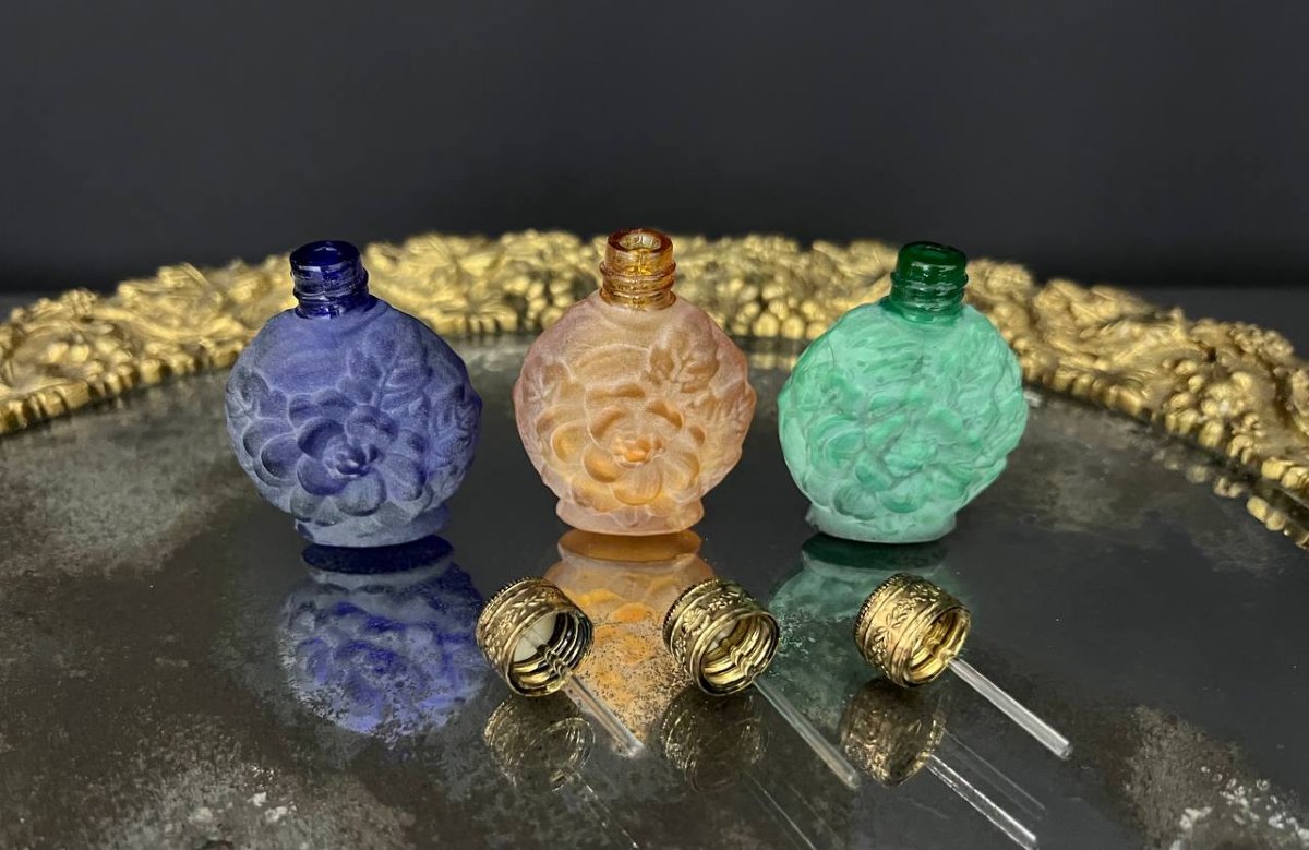 Trois flacons à parfum Art Déco en verre satiné-photo-4