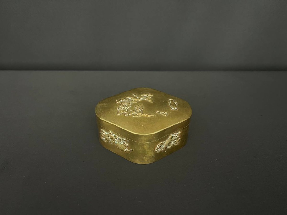Boîte japonaise en bronze à motifs floraux et animaliers – Époque Meiji-photo-1