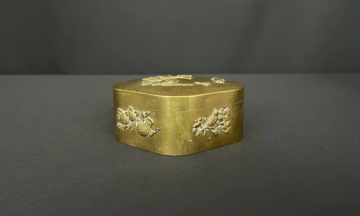 Boîte japonaise en bronze à motifs floraux et animaliers – Époque Meiji-photo-2