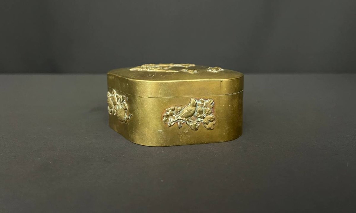 Boîte japonaise en bronze à motifs floraux et animaliers – Époque Meiji-photo-5