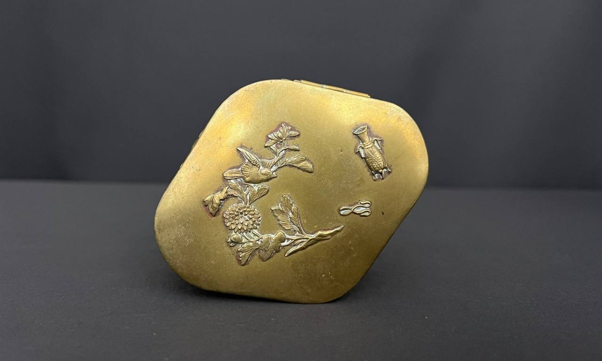 Boîte japonaise en bronze à motifs floraux et animaliers – Époque Meiji