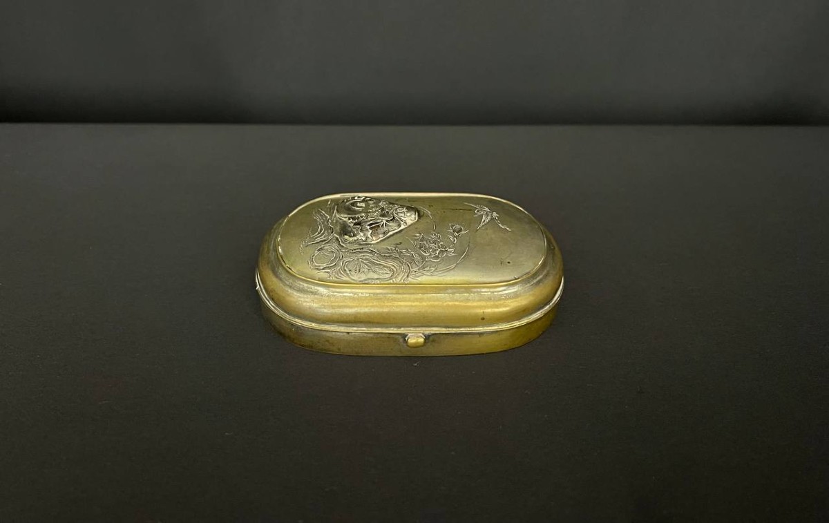 Boîte japonaise en bronze à patine ancienne, époque Meiji (1868–1912).