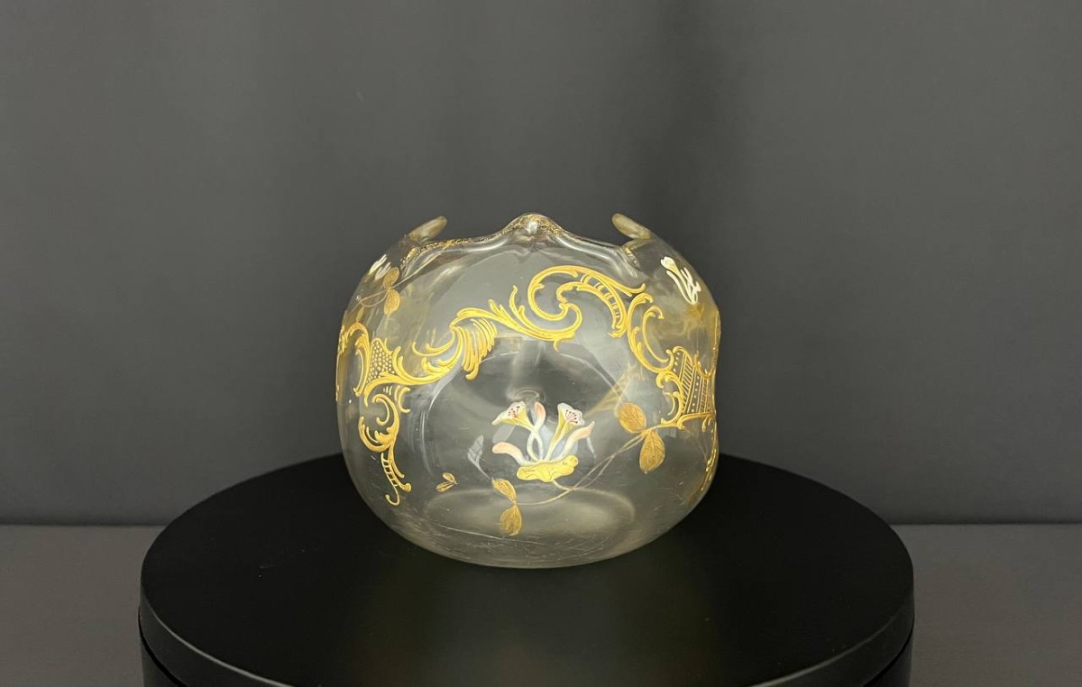 Vase ancien forme boule en verre émaillé et doré, décor floral, vers 1900