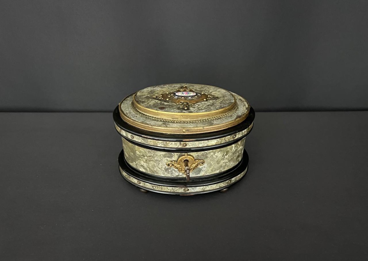 Boîte à bijoux Napoléon III ovale en bois noirci