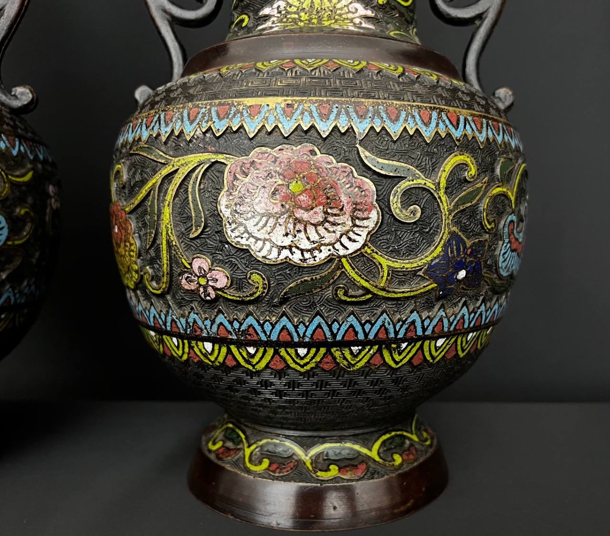 Paire de vases chinois en émaux cloisonnés, décor floral, fin XIXe – début XXe siècle-photo-1