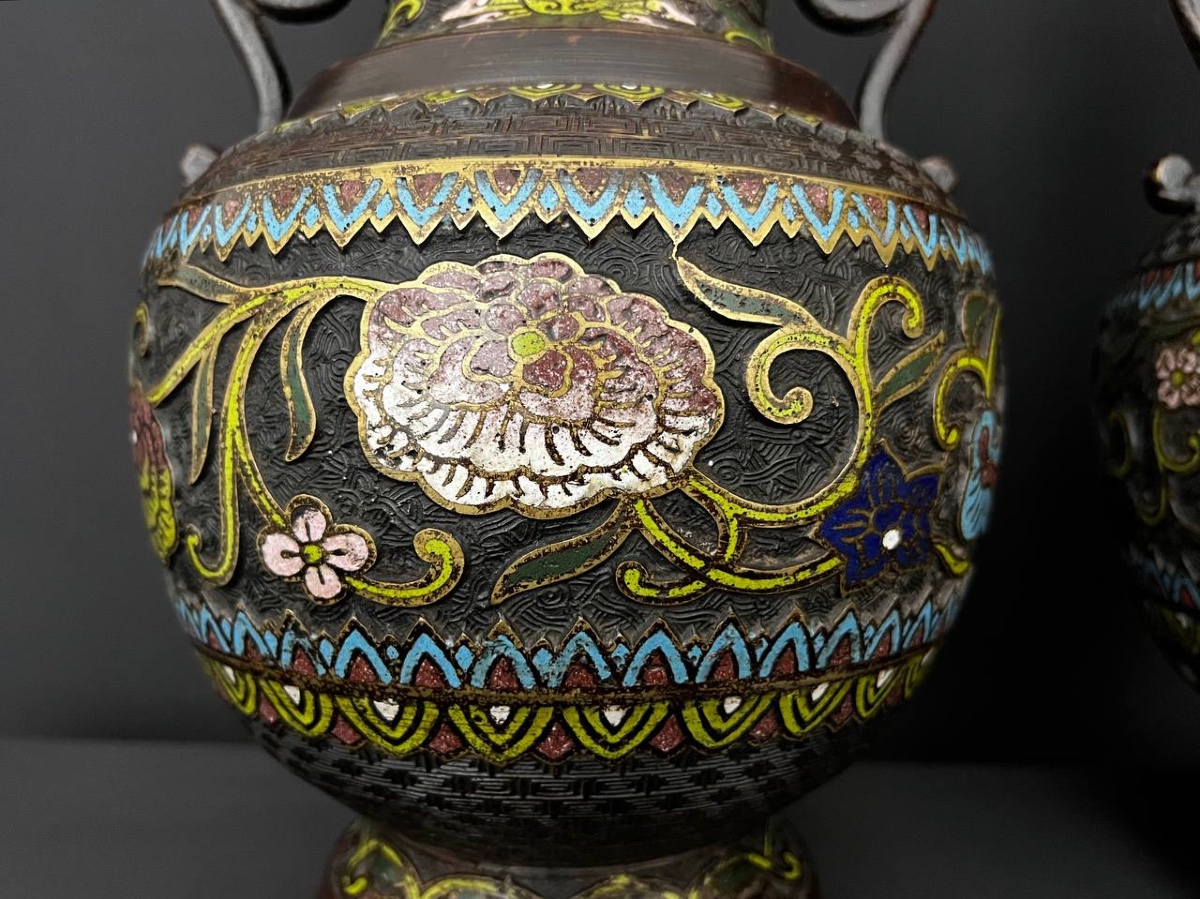 Paire de vases chinois en émaux cloisonnés, décor floral, fin XIXe – début XXe siècle-photo-3