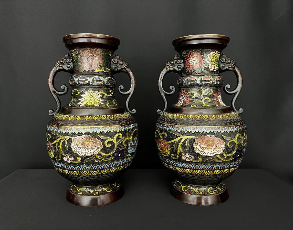 Paire de vases chinois en émaux cloisonnés, décor floral, fin XIXe – début XXe siècle