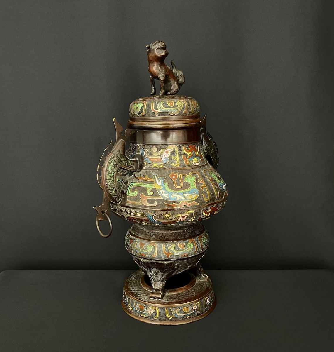Grand brûle-parfum chinois en bronze et émaux, décor archaïsant, fin XIXe – début XXe siècle-photo-1
