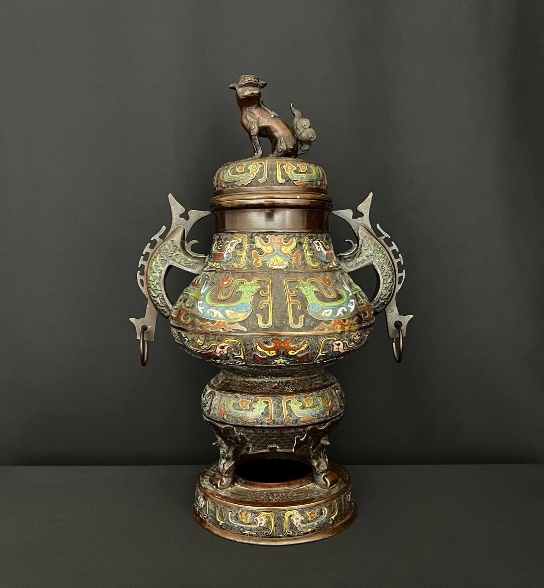 Grand brûle-parfum chinois en bronze et émaux, décor archaïsant, fin XIXe – début XXe siècle
