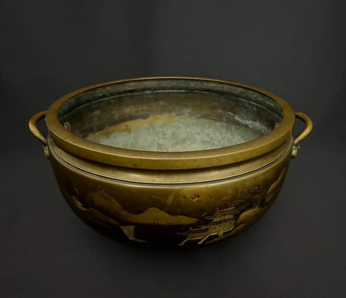 Grande jardinière japonisante en bronze à décor de paysage lacustre-photo-4