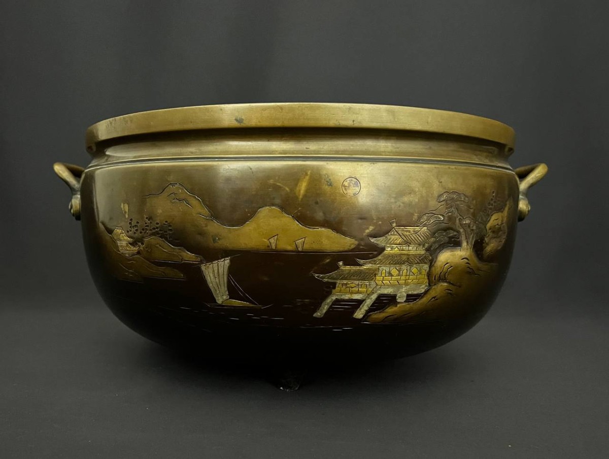 Grande jardinière japonisante en bronze à décor de paysage lacustre