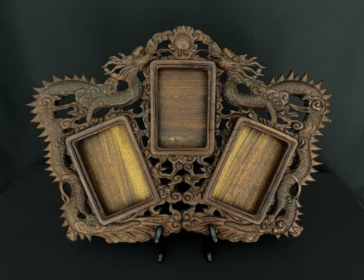 Grand cadre en bois sculpté aux dragons, style asiatique, fin XIXe – début XXe siècle