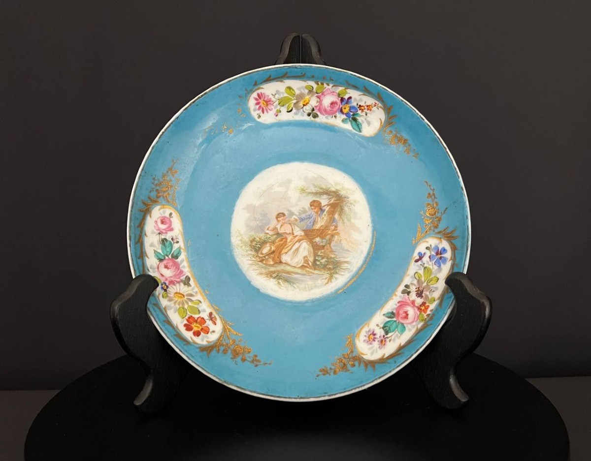 Assiette en porcelaine française  à fond turquoise, décor floral et scène galante, XIXe siècle