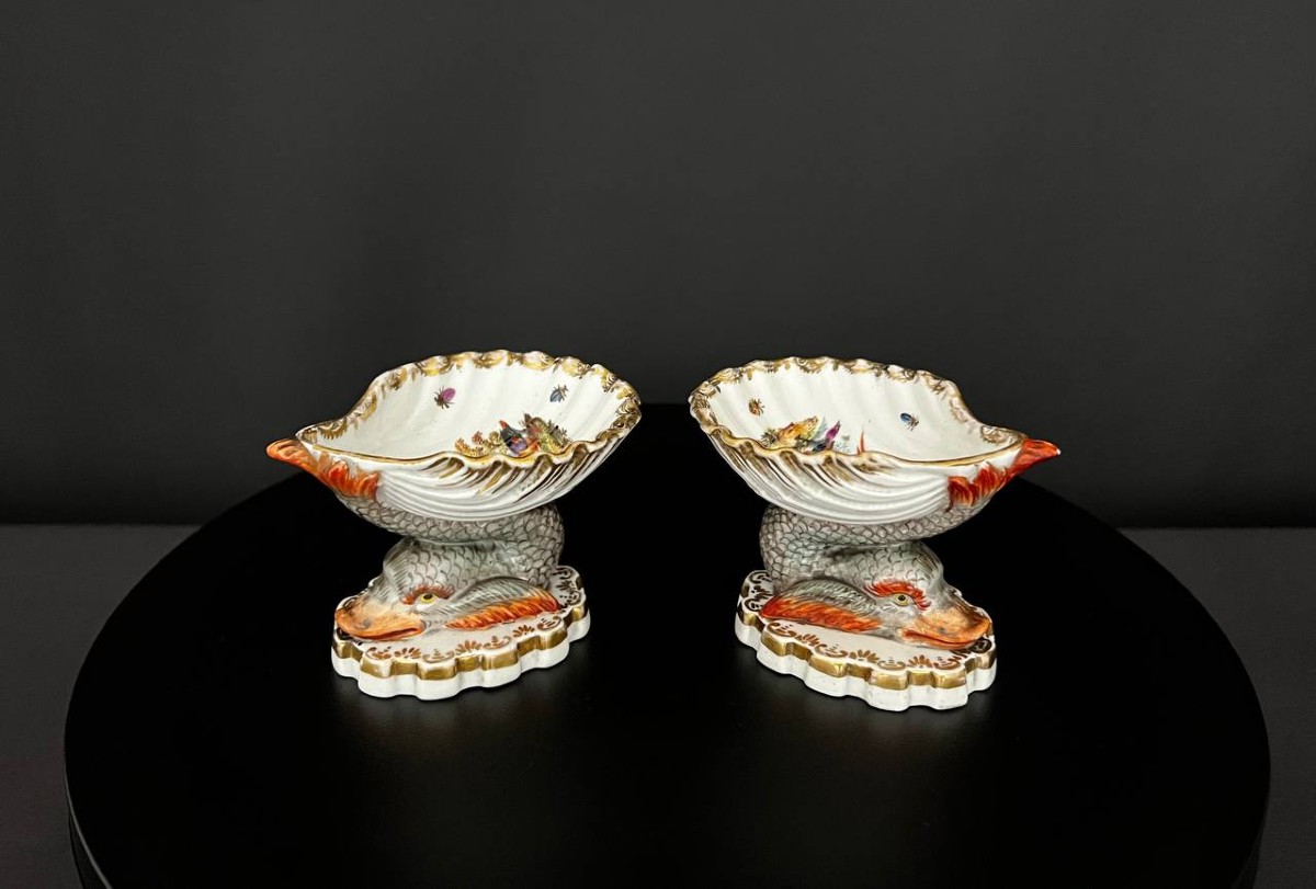 Paire de coupes en porcelaine figurative aux poissons, décor oiseaux, style Meissen
