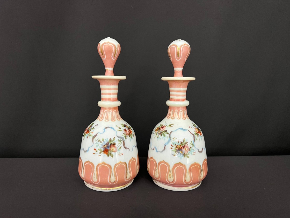 Paire de flacons en opaline peinte et dorée, époque Napoléon III