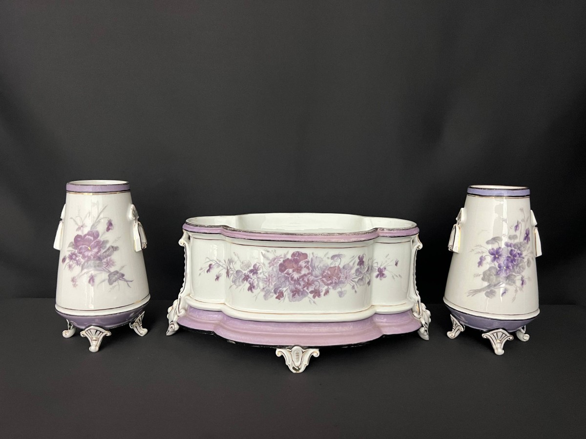 Jardinière ancienne en porcelaine avec sa paire de vases assortis
