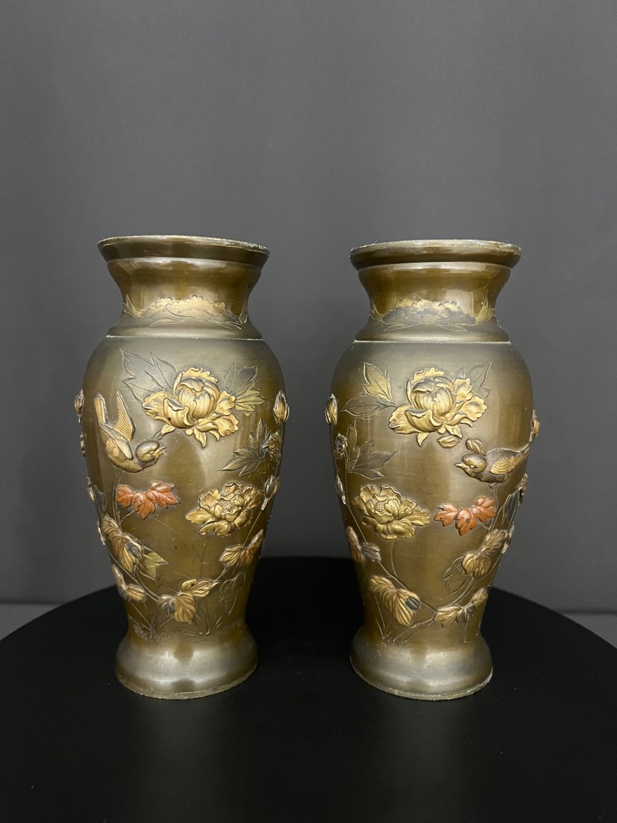 Paire de vases en bronze japonais à décor naturaliste en relief – époque Meiji 