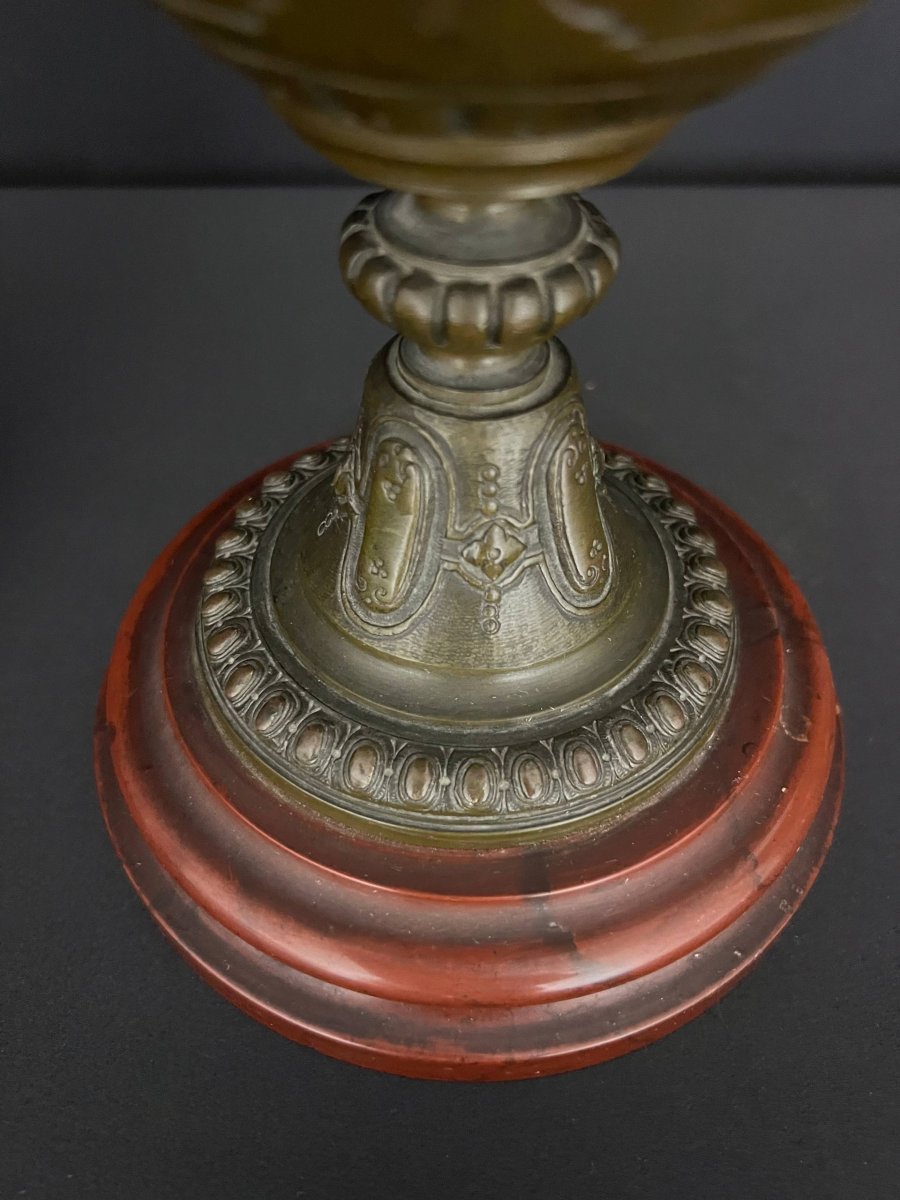 Grande paire d’aiguières néogothiques en bronze patiné et marbre rouge-photo-1