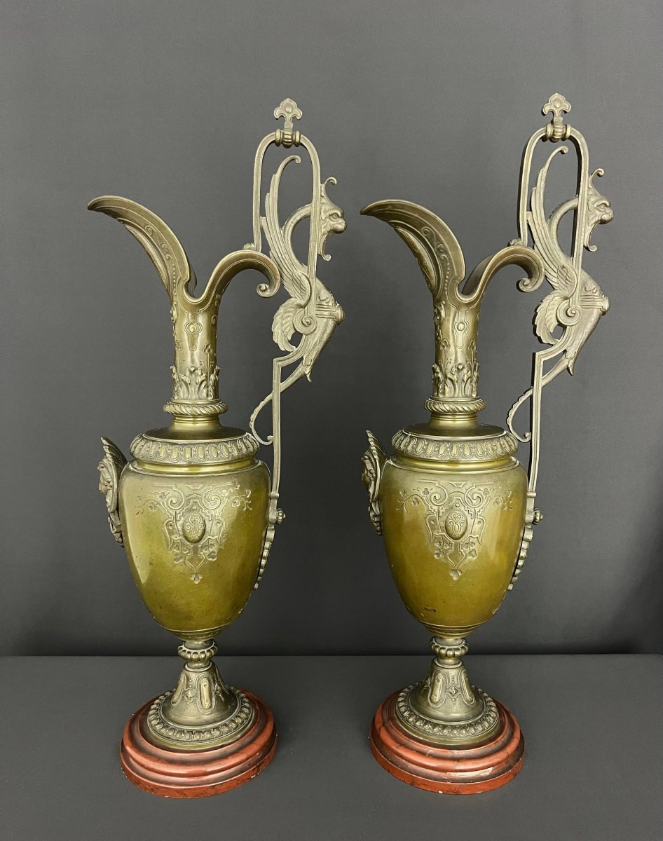 Grande paire d’aiguières néogothiques en bronze patiné et marbre rouge-photo-2