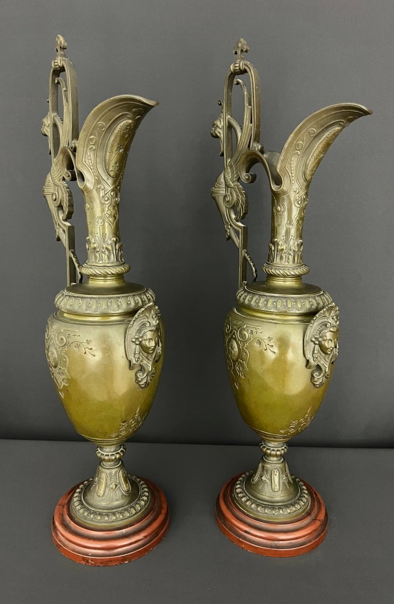 Grande paire d’aiguières néogothiques en bronze patiné et marbre rouge-photo-4