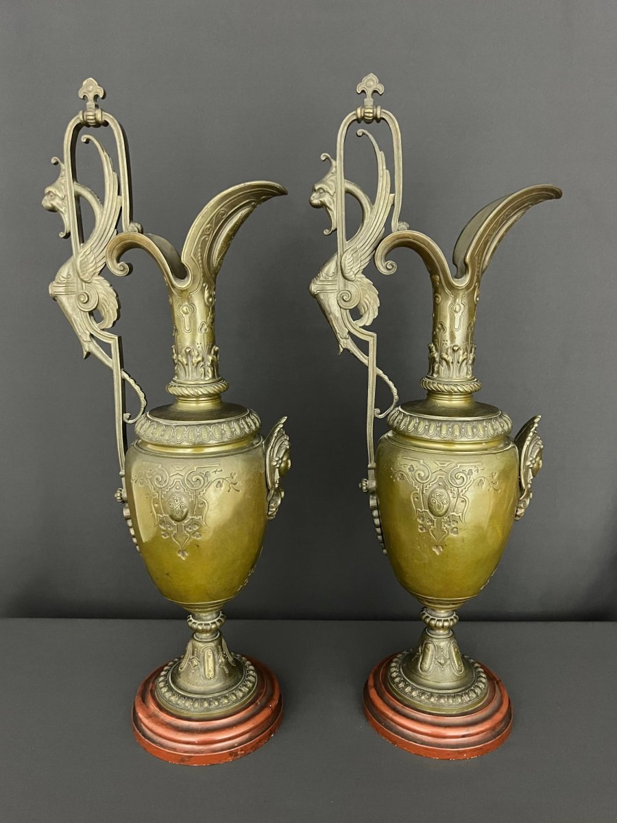 Grande paire d’aiguières néogothiques en bronze patiné et marbre rouge-photo-8