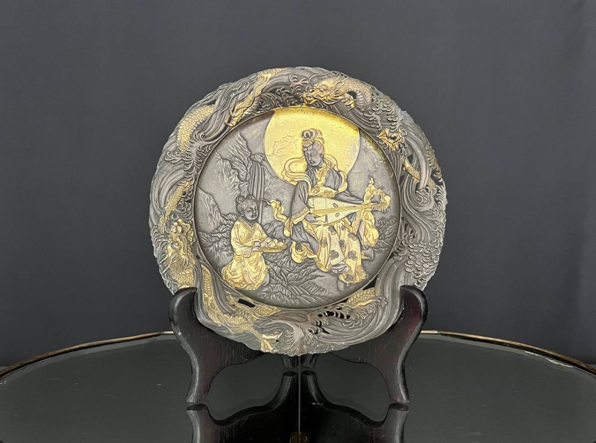 Élément décoratif japonisant ancien en bronze à décor de dragons