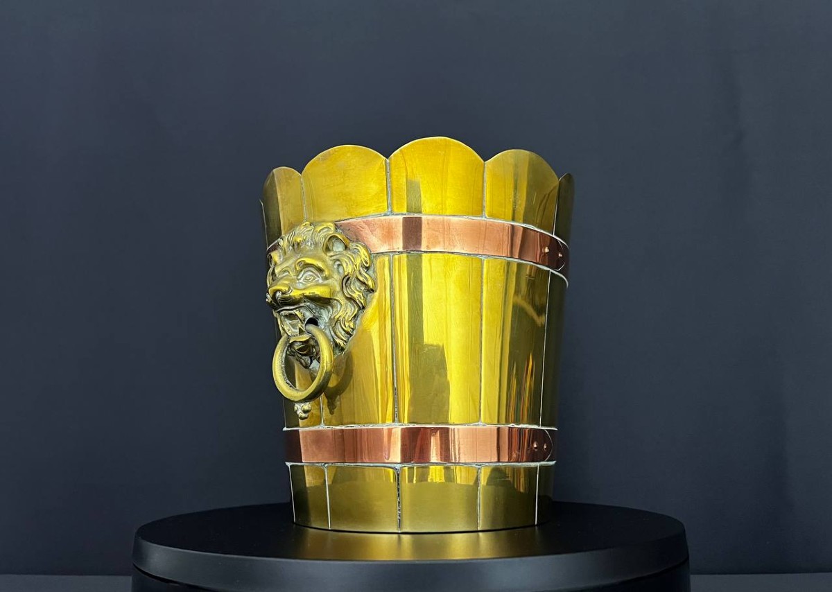 Seau à champagne en laiton et cuivre à décor de lions