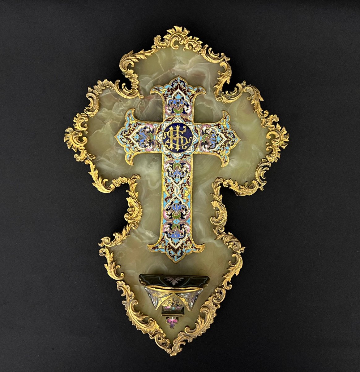 Bénitier en onyx, bronze doré et émaux cloisonnés, XIXe siècle