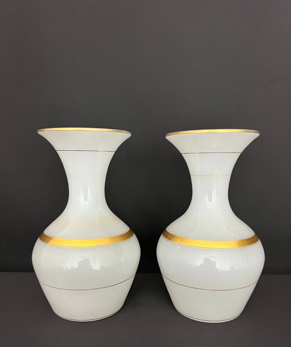 Paire de vases en verre opalin blanc à décor doré, époque Napoléon III-photo-2