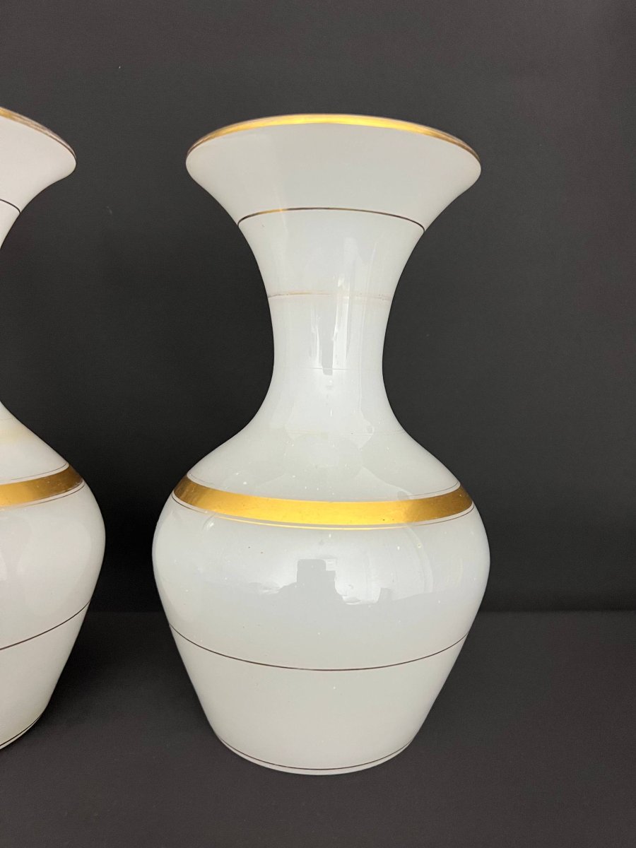 Paire de vases en verre opalin blanc à décor doré, époque Napoléon III-photo-3