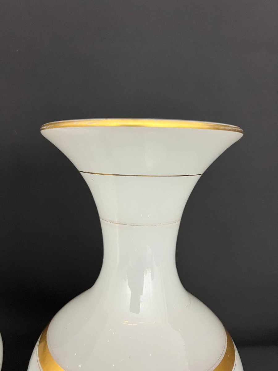 Paire de vases en verre opalin blanc à décor doré, époque Napoléon III-photo-1