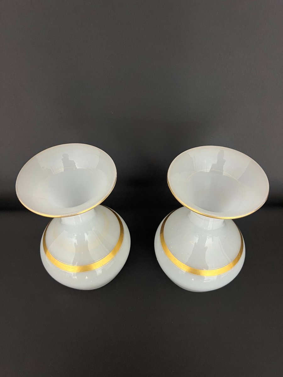 Paire de vases en verre opalin blanc à décor doré, époque Napoléon III-photo-2