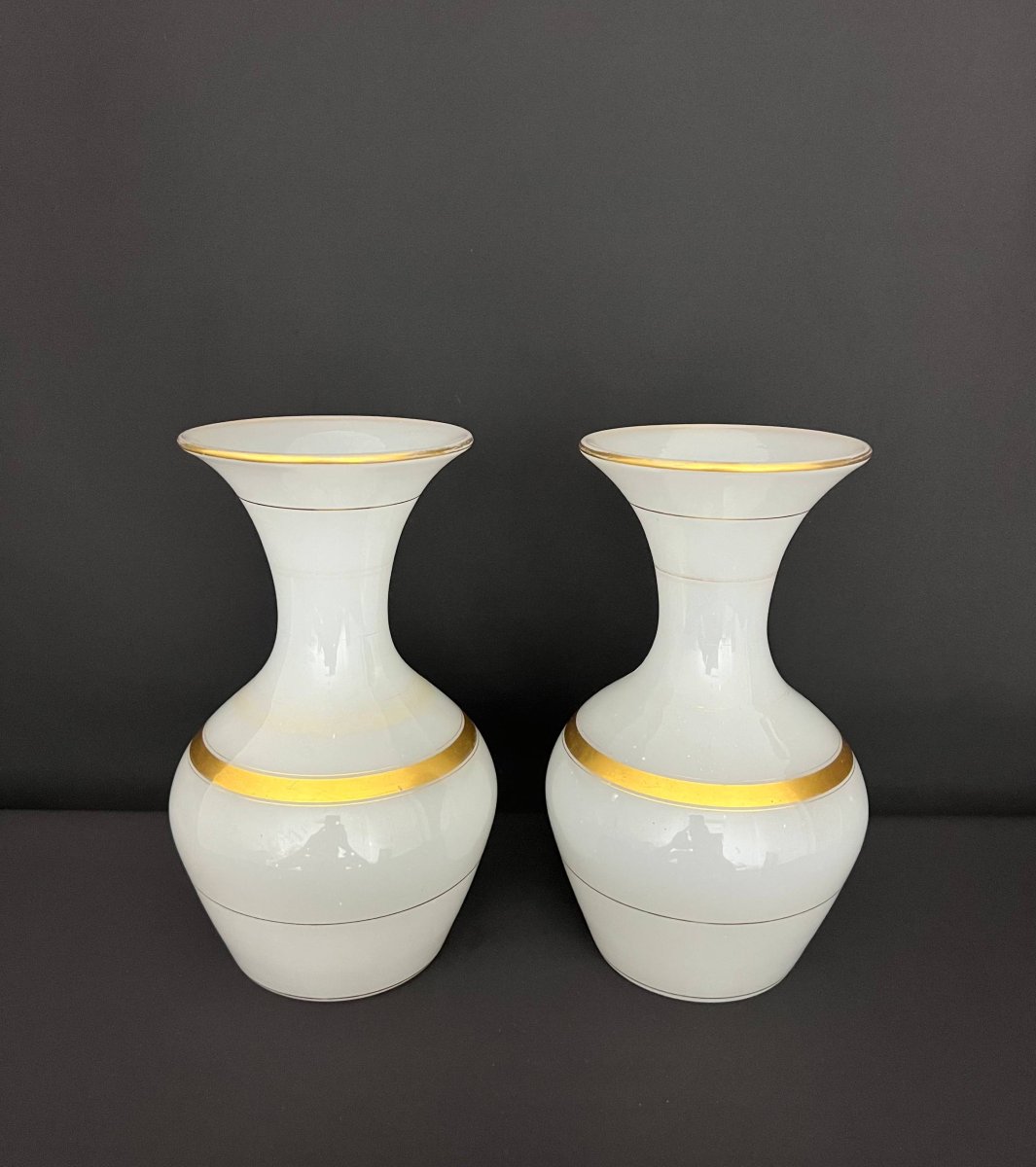 Paire de vases en verre opalin blanc à décor doré, époque Napoléon III