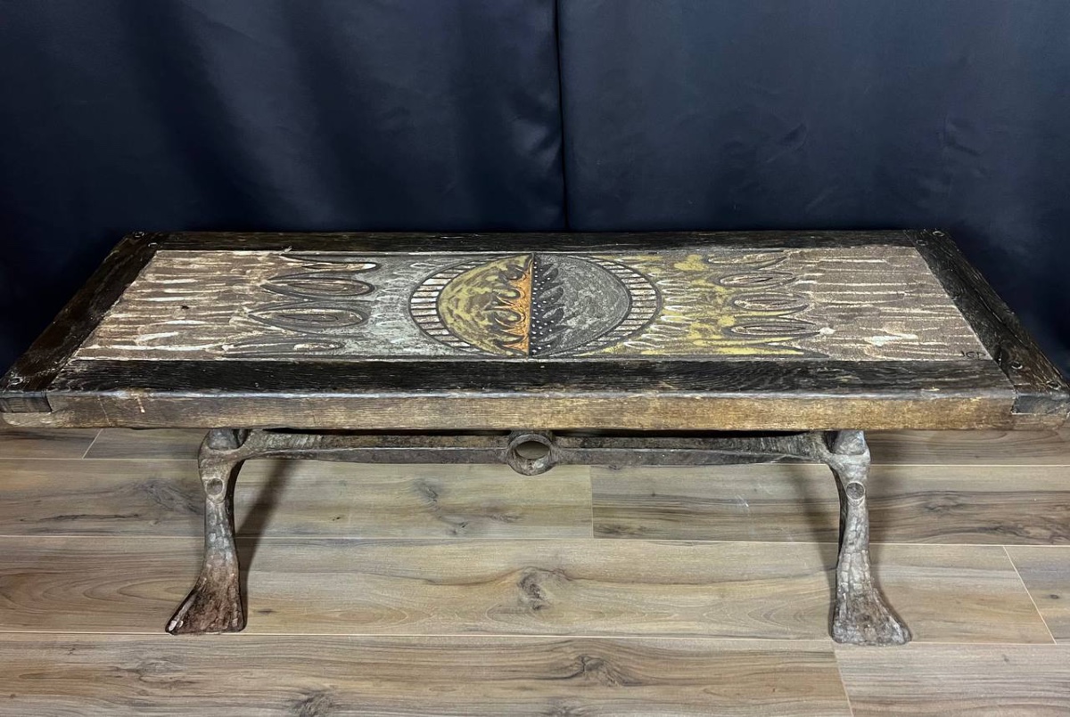 Table basse signée J. G. Picard – céramique, bois et métal forgé