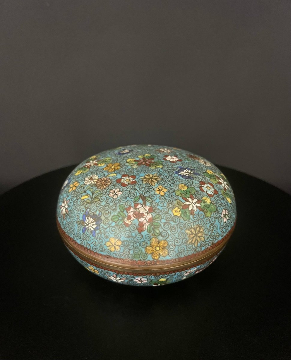 Boîte ronde en émaux cloisonnés à décor floral – Chine, époque Guangxu (1875–1908)