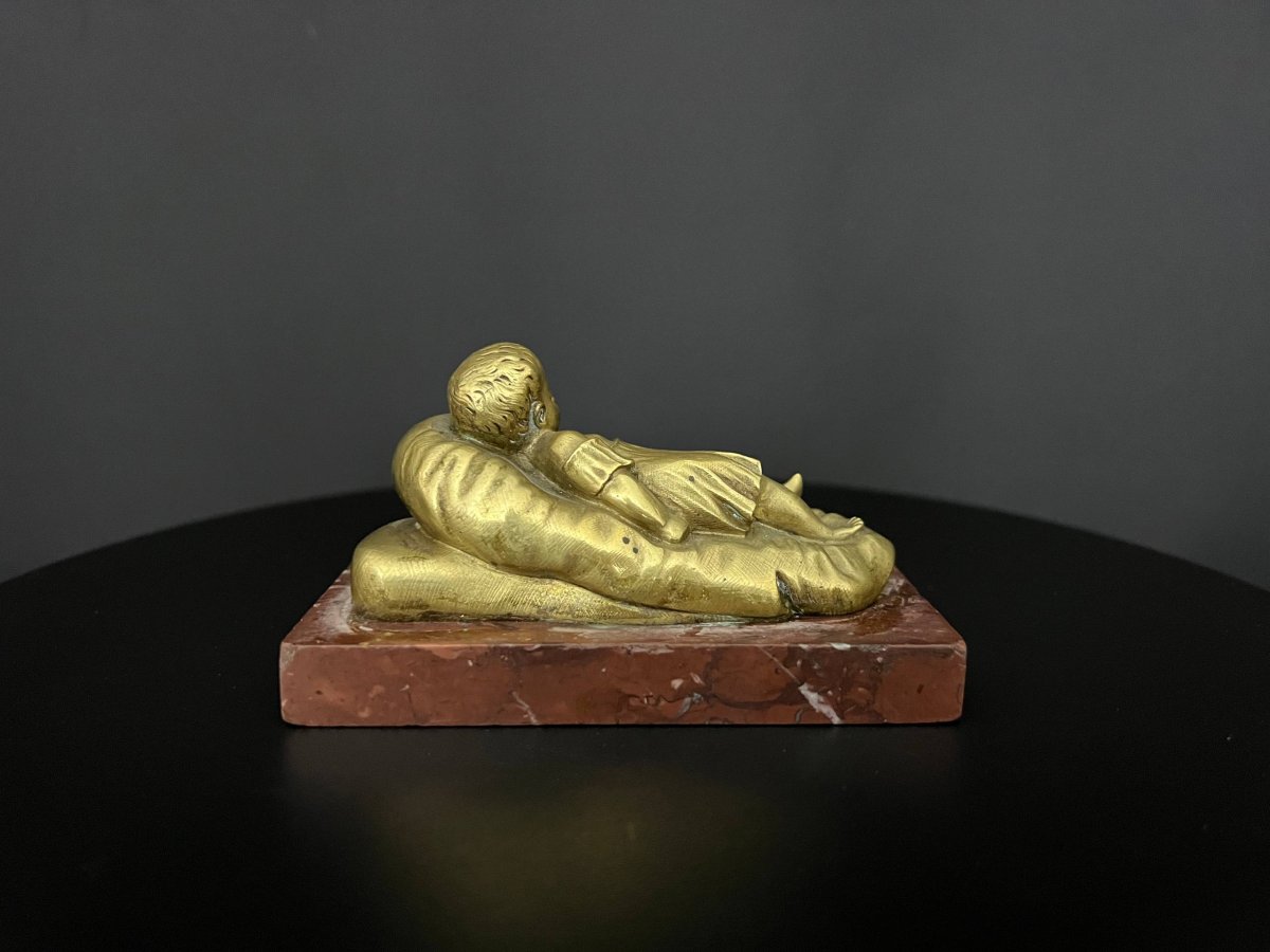 Charmant bronze doré représentant un enfant endormi sur un coussin-photo-3