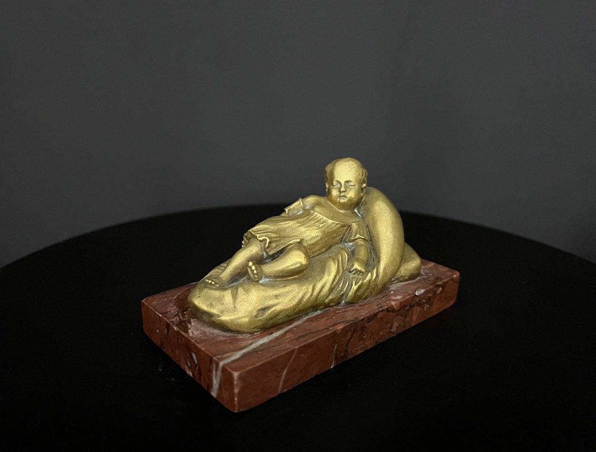 Charmant bronze doré représentant un enfant endormi sur un coussin-photo-1