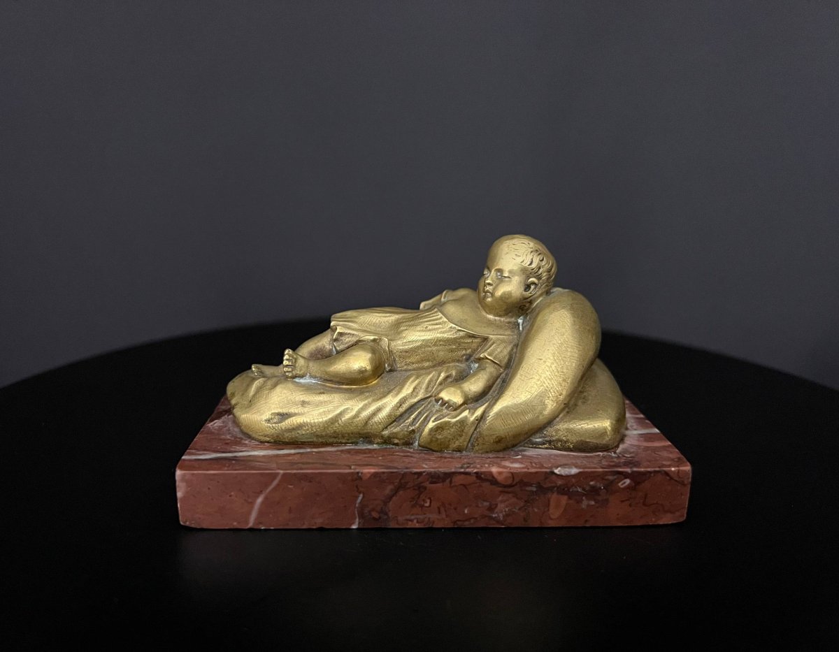 Charmant bronze doré représentant un enfant endormi sur un coussin