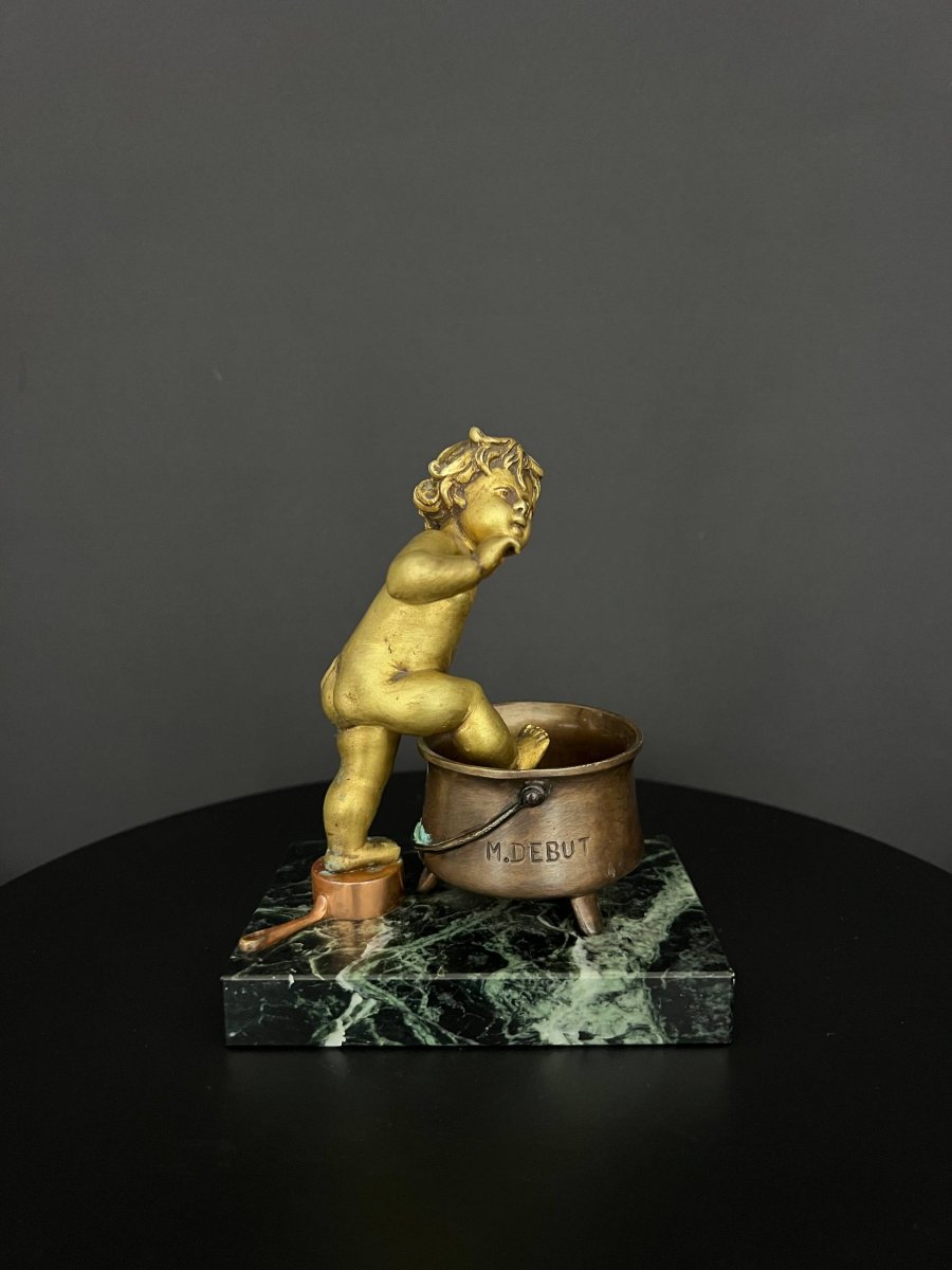 Putto en bronze doré près d’un chaudron – Marcel Debut, France fin du XIXe siècle