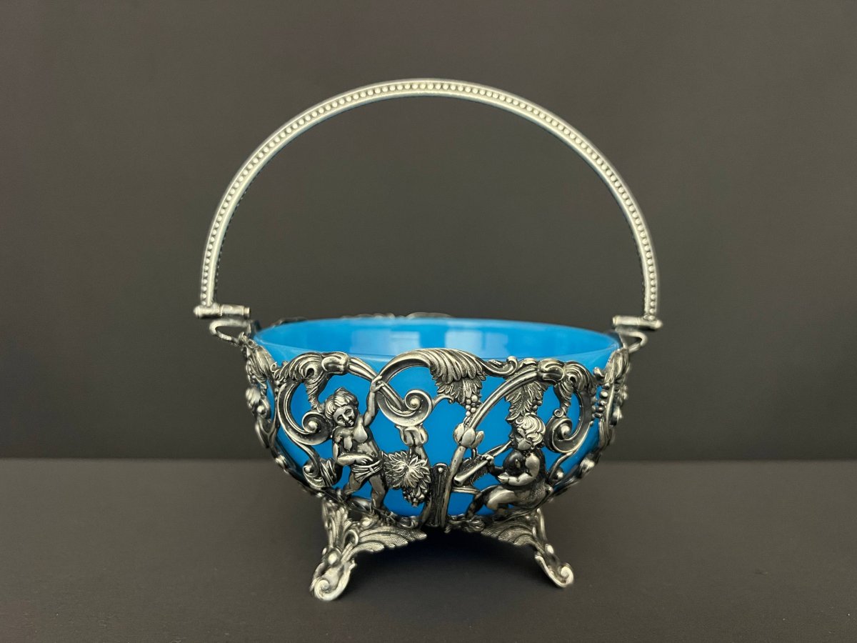 Panier en métal argenté et verre bleu opalin à décor de putti-photo-3
