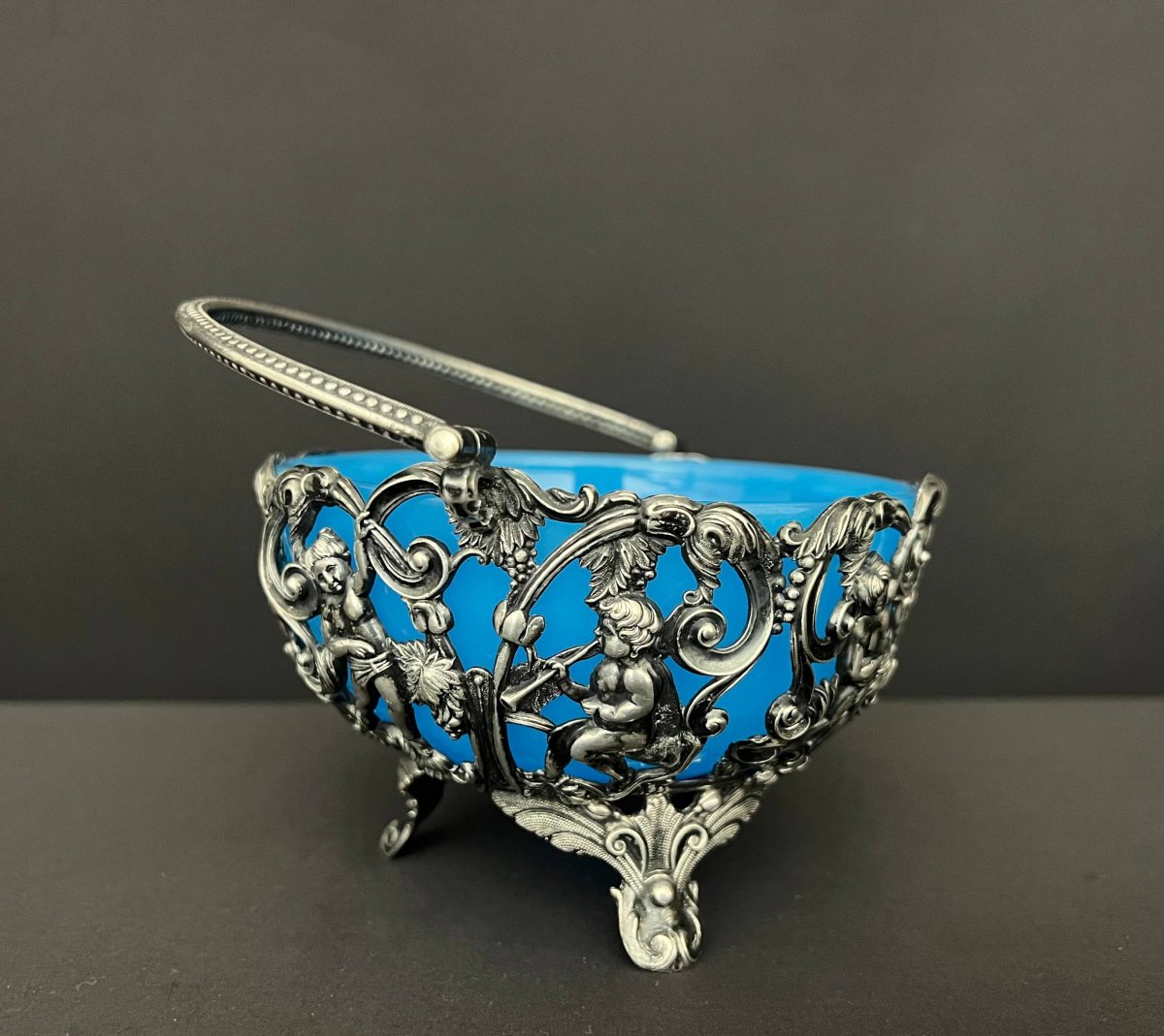 Panier en métal argenté et verre bleu opalin à décor de putti-photo-4