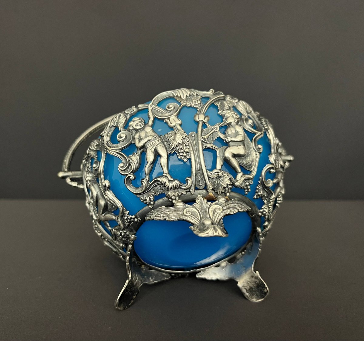 Panier en métal argenté et verre bleu opalin à décor de putti-photo-1