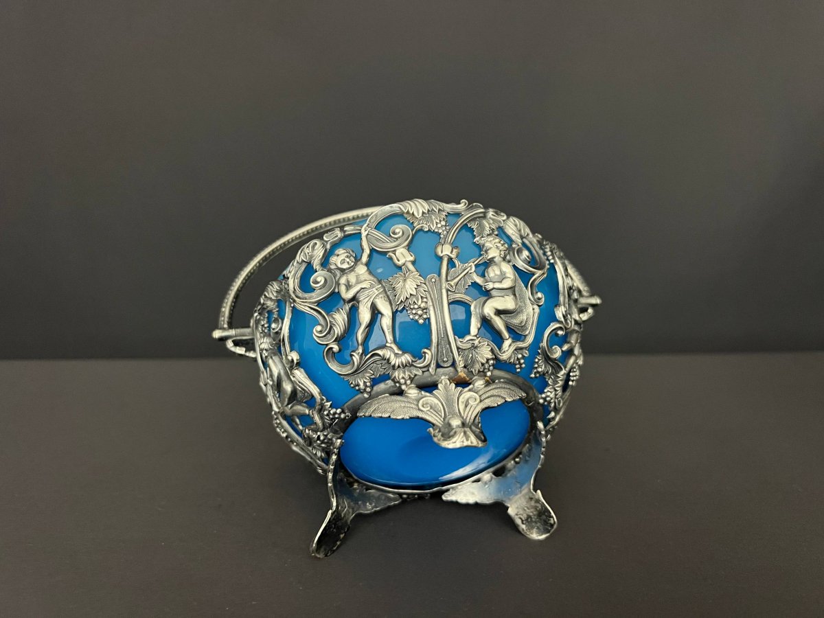 Panier en métal argenté et verre bleu opalin à décor de putti-photo-2