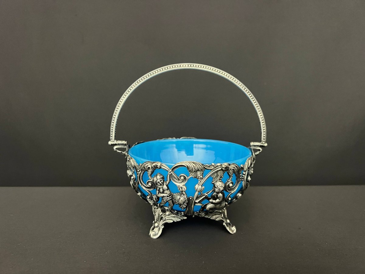 Panier en métal argenté et verre bleu opalin à décor de putti